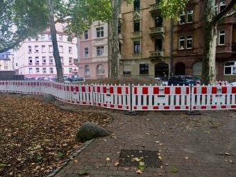 Wie eine Schlange durchzog die Absperrung den Spielplatz, auch über den Rundkurs vieler Drei-, Fahr- oder Laufradfahrenden hinweg | Foto: M. Schülke