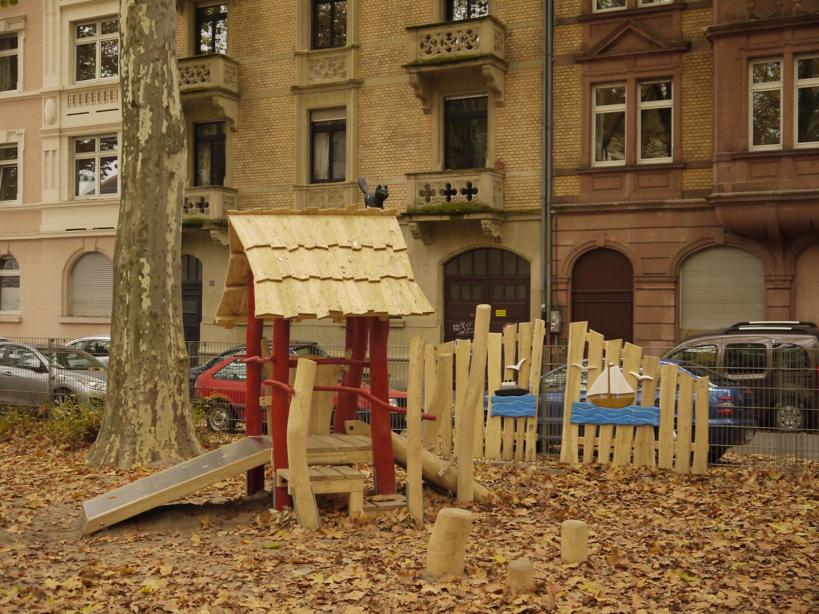 Das neue Hexenhäuschen mit Rutsche belebt den ungenutzten Teil des Spielplatzes enorm | Foto: M. Schülke
