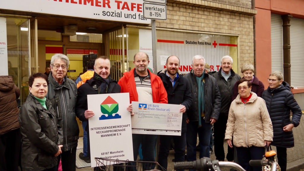 Hubert Mitsch (rote Jacke) nimmt den Spendencheck dankbar entgegen | Foto: M. Schülke