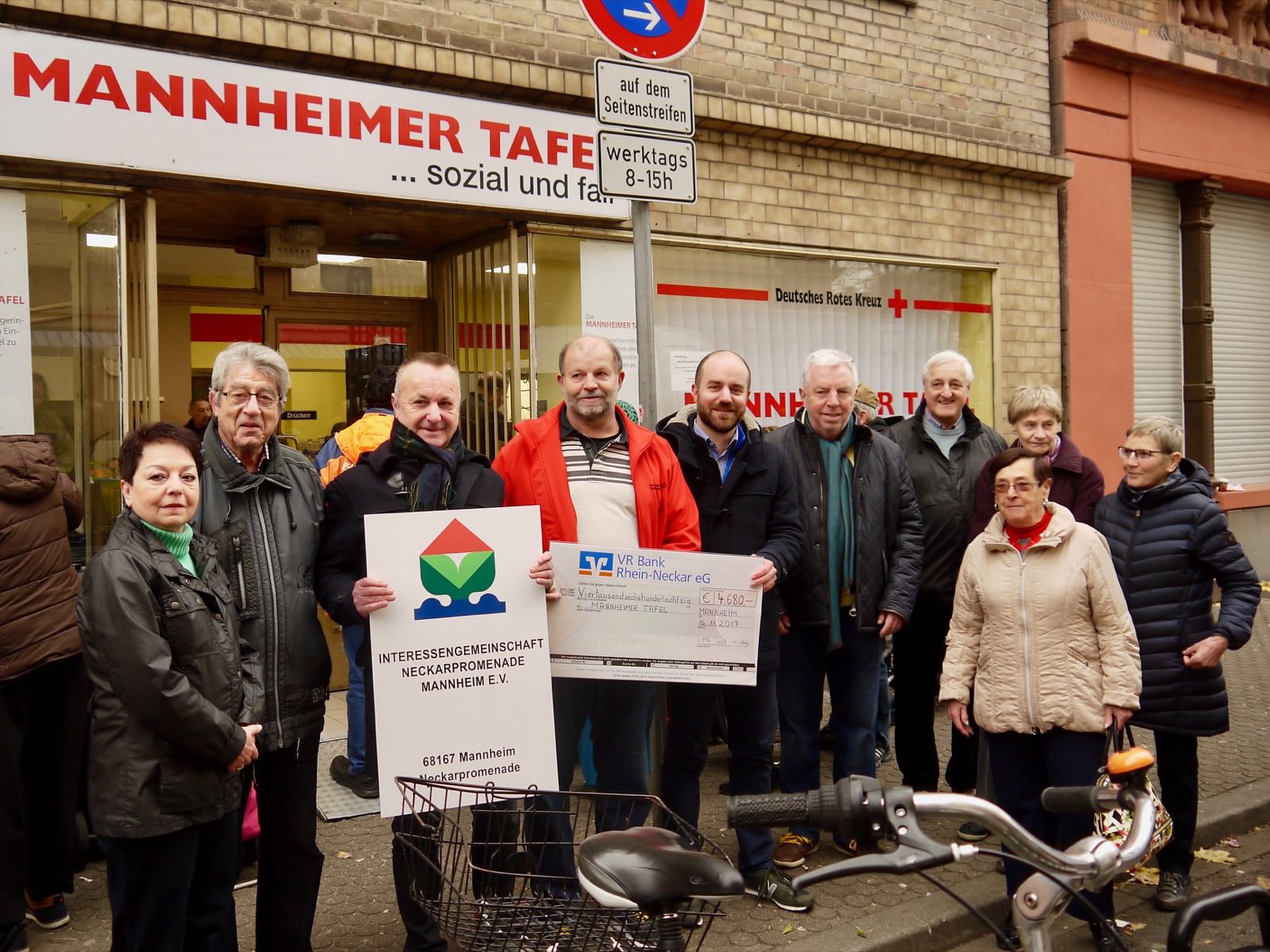 Hubert Mitsch (rote Jacke) nimmt den Spendencheck dankbar entgegen | Foto: M. Schülke