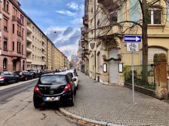 Auch wenn hier die Einbahnstraße für Autos, Lkws und Motorräder abgeht, gilt jetzt an dieser Stelle rechts vor links für den einfahrenden Radverkehr | Foto: M. Schülke