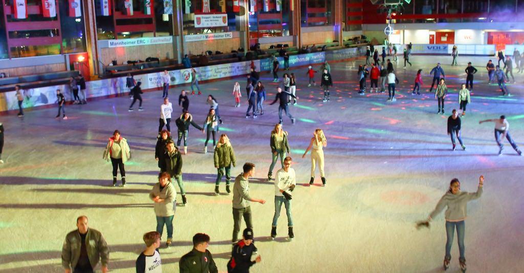 Buntes Treiben bei der Eisdisco | Foto: Stadt Mannheim / Markus Prosswitz