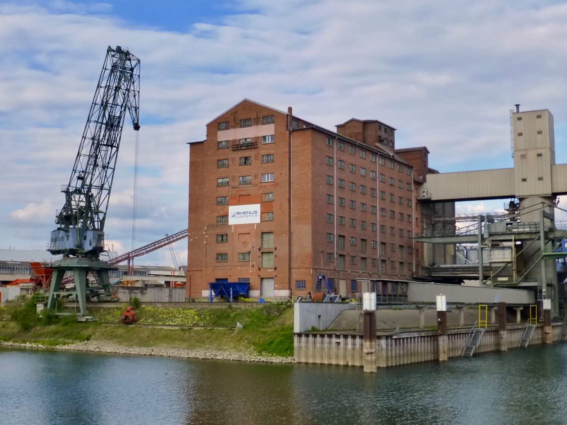 Der Blick auf den Rhenania-Speicher von der Brücke bei der Kammerschleuse. Hinter den vielen Fenstern sind Schüttböden | Foto: Ritter (Rhein-Neckar-Industriekultur e.V.)