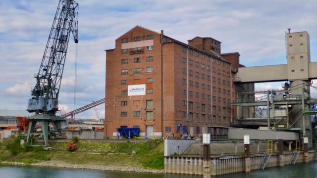 Der Blick auf den Rhenania-Speicher von der Brücke bei der Kammerschleuse. Hinter den vielen Fenstern sind Schüttböden | Foto: Ritter (Rhein-Neckar-Industriekultur e.V.)