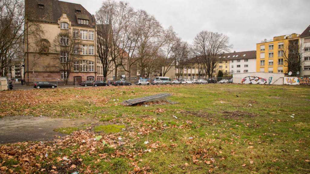 Auf dem ehemaligen Tankstellengelände soll ein Neubau für das Ganztagesangebot der Humboldt-Grundschule entstehen. Im Hintergund das dringend renovierungsbedürftige Stammgebäude | Foto: CKI