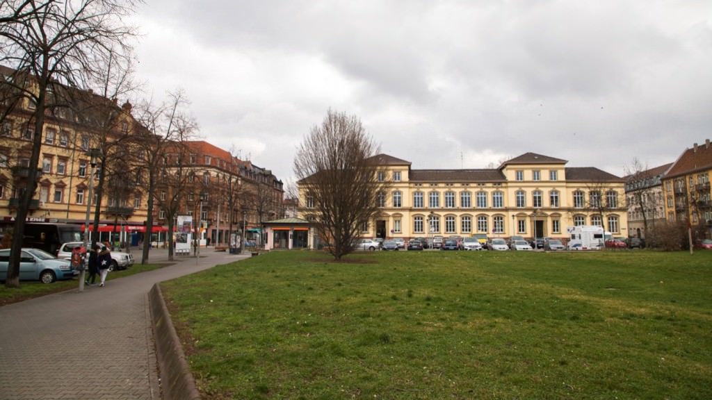 Zentraler Ort der Neckarstadt-West: Der Neumarkt. Links der Kulturkiosk, im Hintergrund die Neckarschule | Foto: CKI