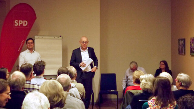 "Herr Turley" Achim Judt fasst die wichtigsten Fakten zum Konversionsprozess auf Turley zusammen. Ihm hören SPD-Fraktionschef Ralf Eisenhauer (links), sitzend Stadtrat Reinholf Götz und Ortsvereinsvorsitzende Barbara Kladt zu | Foto: M. Schülke