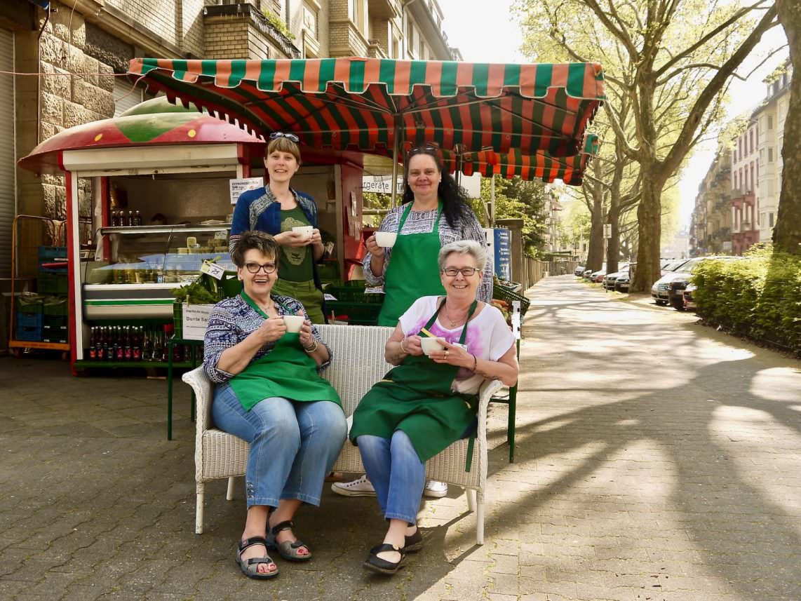 Für die Verkäuferinnen gehört das Kundengespräch einfach dazu, erzählen sie beim Klönschnack an der Erdbeere | Foto: M. Schülke