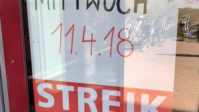 Streikankündigung an der Tür einer städtischen Einrichtung | Foto: M. Schülke