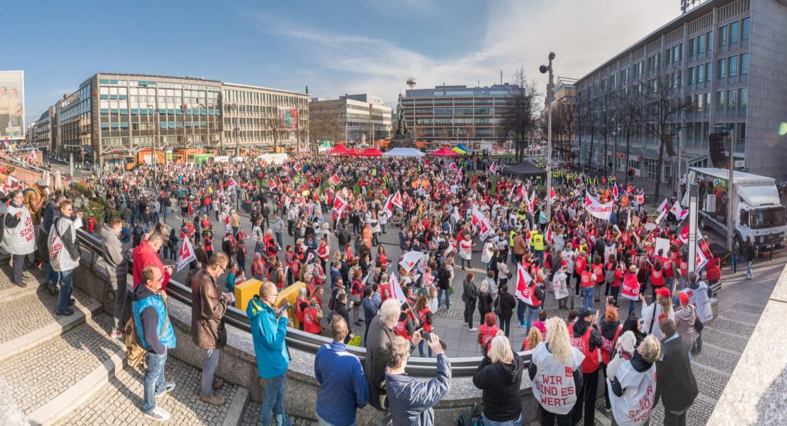 3000 Streikende versammelten sich nach einem Sternmarsch auf dem Paradeplatz | Foto: CKI