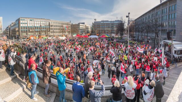 3000 Streikende versammelten sich nach einem Sternmarsch auf dem Paradeplatz | Foto: CKI
