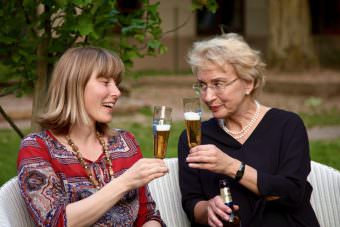 Unsere Autorin Christin traf sich zum Klönschnack mit Christiane Brasse-Nothdurft im Garten der Melanchthonkirche | Foto: Thomas Müller