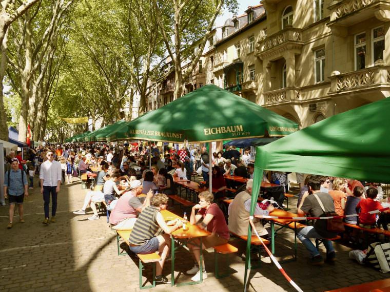 Gefüllte Bierbänke und gute Stimmung – auch das Max-Joseph-Straßenfest 2018 erfüllte die Erwartungen des buntgemischten Publikums | Foto: M. Schülke