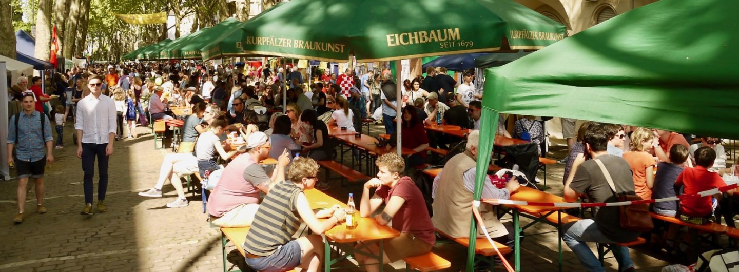 Gefüllte Bierbänke und gute Stimmung – auch das Max-Joseph-Straßenfest 2018 erfüllte die Erwartungen des buntgemischten Publikums | Foto: M. Schülke