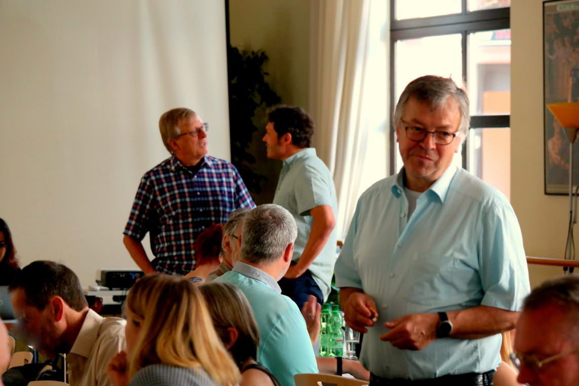 Die Neckarstädter Linken-Politiker Stadtrat Thomas Trüper aus dem Herzogenried (hinten, mit Brille), vorne Roland Schuster, Bezirksbeirat in Neckarstadt-West, hatten bei der Fachtagung im Bürgerhaus ein Heimspiel | Foto: Christian Ratz