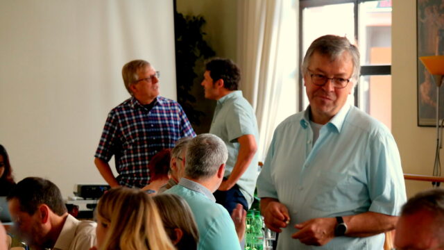 Die Neckarstädter Linken-Politiker Stadtrat Thomas Trüper aus dem Herzogenried (hinten, mit Brille), vorne Roland Schuster, Bezirksbeirat in Neckarstadt-West, hatten bei der Fachtagung im Bürgerhaus ein Heimspiel | Foto: Christian Ratz