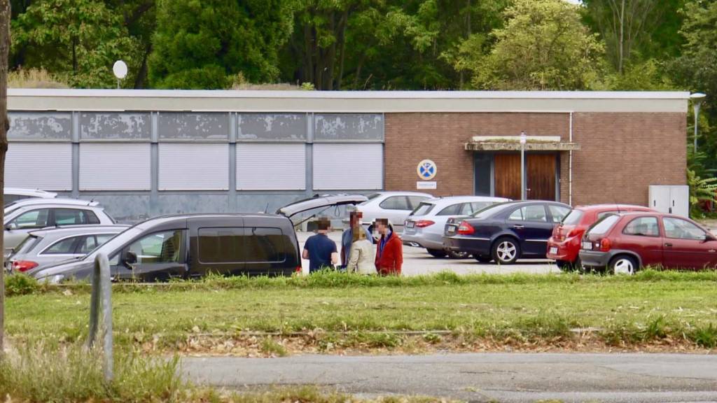 Ermittler der Kriminalpolizei im September letzten Jahres auf dem Parkplatz zwischen GBG-Halle und Kinderhaus (Archivbild 2017) | Foto: M. Schülke