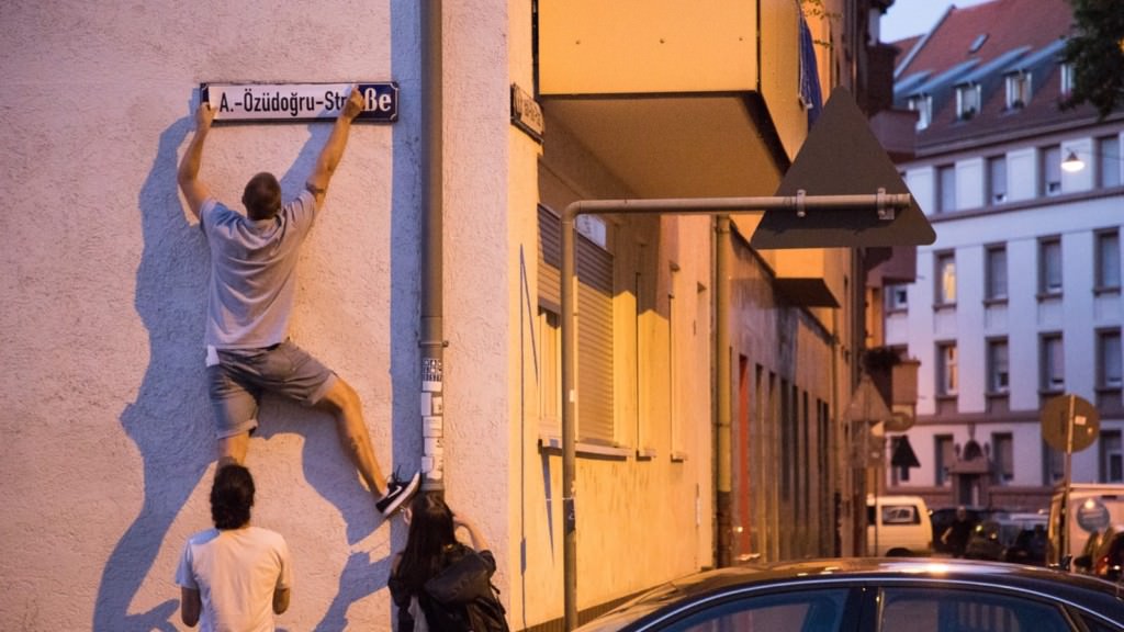 Aus der Chamissostraße wurde vorübergehend die Abdurrahim-Özüdoğru-Straße | Foto: IL Rhein-Neckar