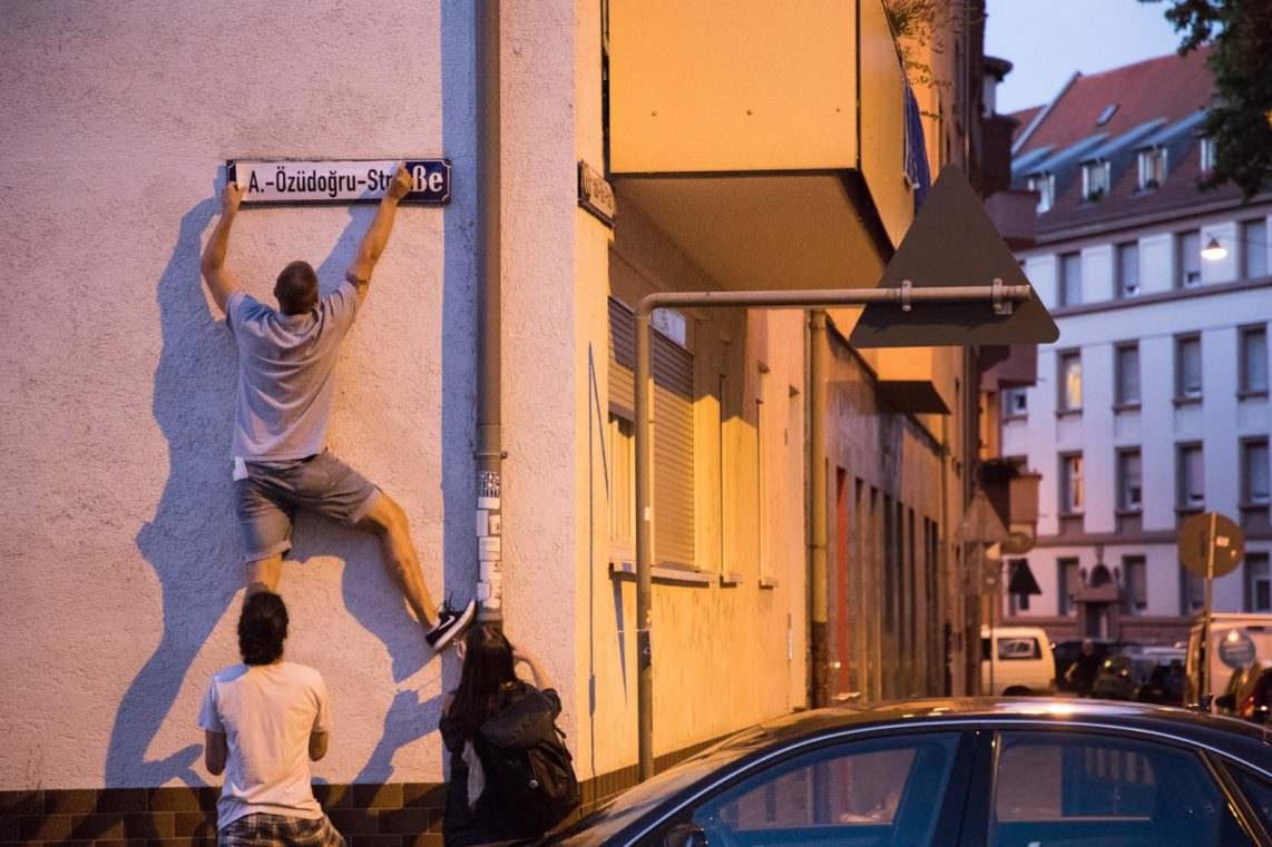 Aus der Chamissostraße wurde vorübergehend die Abdurrahim-Özüdoğru-Straße | Foto: IL Rhein-Neckar