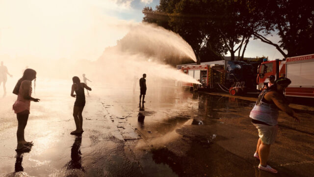 Feuerwehr erfrischt Festivalbesucher auf dem Neuen Messplatz | Foto: Luigi Toscano (luigi-toscano.de)