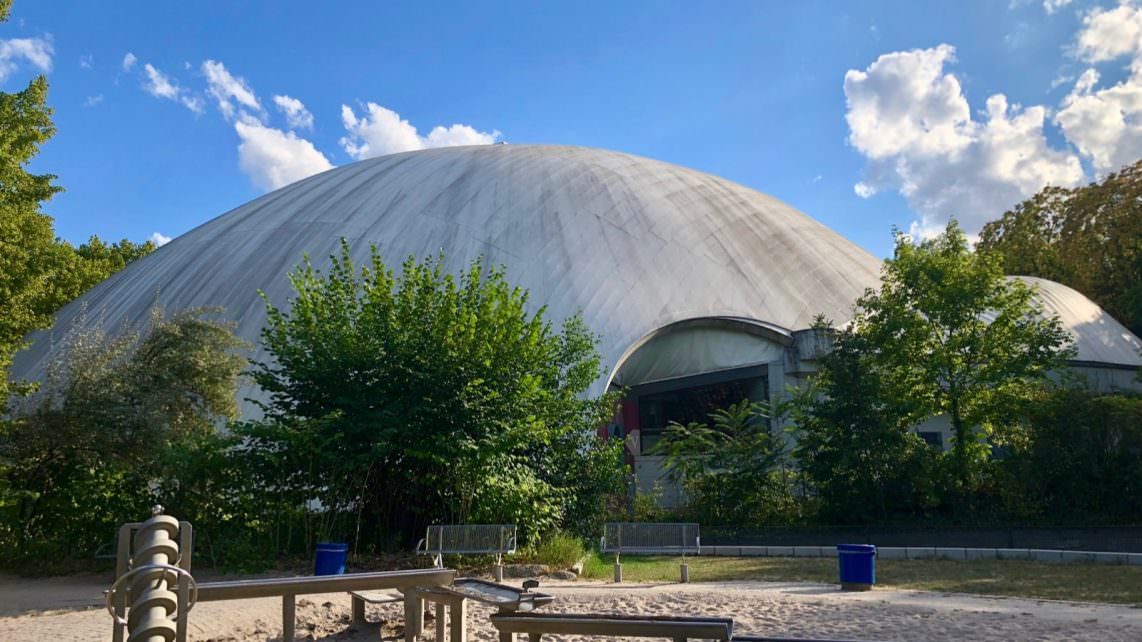 multihalle sommer 2018 ansicht hinten 01 e1552064903471 1142x642 - Bezirksbeirat diskutiert Herzogenriedpark, Multihalle und Straßenrandparken