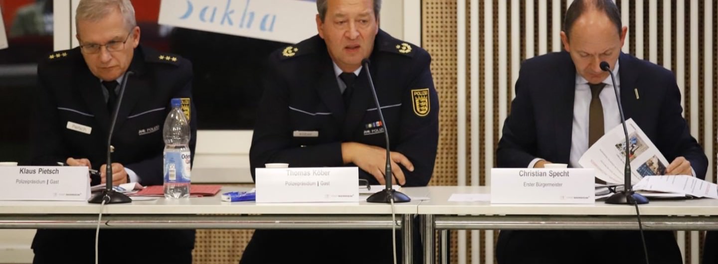 v.l. Klaus Pietsch, Polizeipräsident Thomas Köber, Sicherheitsdezernent Christian Specht konnten die Bezirksbeirät*innen und Stadträt*innen mit ihrer "Verschleierungstaktik" von ihrem Überwachungsprojekt nicht überzeugen | Foto: CKI