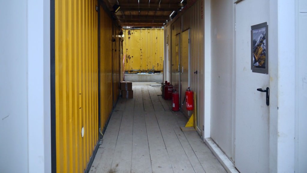 Mehrere Bürocontainer auf dem Gelände der GBG-Baustelle wurden gewaltsam geöffnet | Foto: M. Schülke