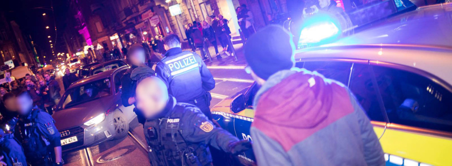 Wegen einer mutmaßlichen Beleidigung riskierten Polizeibeamte eine Eskalation auf dem belebten Stadtteilfest | Foto: CKI
