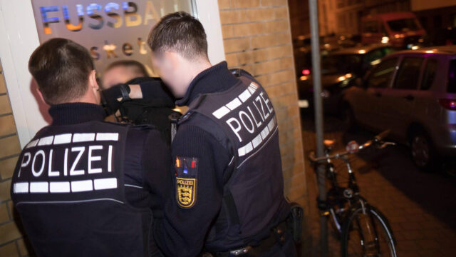 lichtmeile-2018-3 Der Beschuldigte wird an der Ecke Pflügersgrundstraße an der Wand fixiert. Später wird er in das Wettbüro geschleppt | Foto: CKI