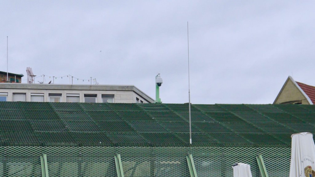 Auch vom Dach des Platzhauses wird rundum jede Bewegung auf dem Alten Messplatz überwacht und aufgezeichnet | Foto: M. Schülke