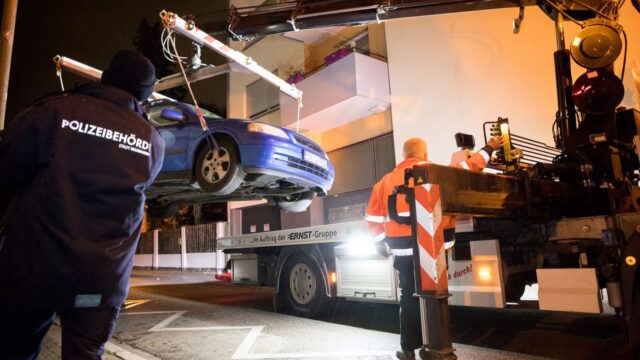 Mit der gezackten Linie wird der 5-Meter-Abstand an engen Kreuzungen erweitert. Kaum war der Falschparker abgeschleppt, glaubte der nächste Autofahrer zum Amüsement dreier Behördenleiter dort einen Parkplatz gefunden zu haben | Foto: Neckarstadtblog