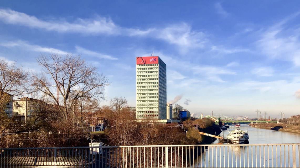 Die grelle Videowand am MVV-Hochhaus nervt, finden viele Mannheimer*innen | Foto: M. Schülke