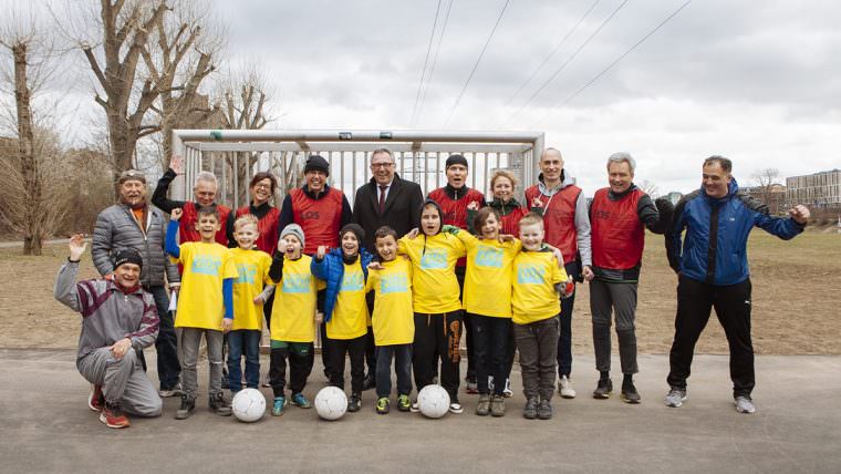 Gruppenfoto auf dem Bolzplatz: (stehend, v.l.n.r.) Trainer Peter Hennrich, FB Grünflächen; Rainer Zingler, FB Stadtplanung; Martina Matuschewski, Bürgerdienste; Klemens Hotz, Jugendamt; Oberbürgermeister Dr. Peter Kurz; Achim Judt und Jennifer Sebök, MWSP; Petar Drakul, OB-Dezernat; Klaus Schwennen, FB Grünflächen; Schiedsrichter Tekkin Ballikaya; (sitzend, v.l.n.r.) Trainer Dr. Konrad Hummel, Neckarstadt Kids e.V.; Kinder von Neckarstadt Kids e.V. | Foto: Christina Stihler