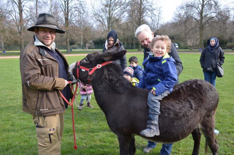 tierspaziergaenge herzogenriedpark 760x504 - Mit Esel und Pony über die Wiese