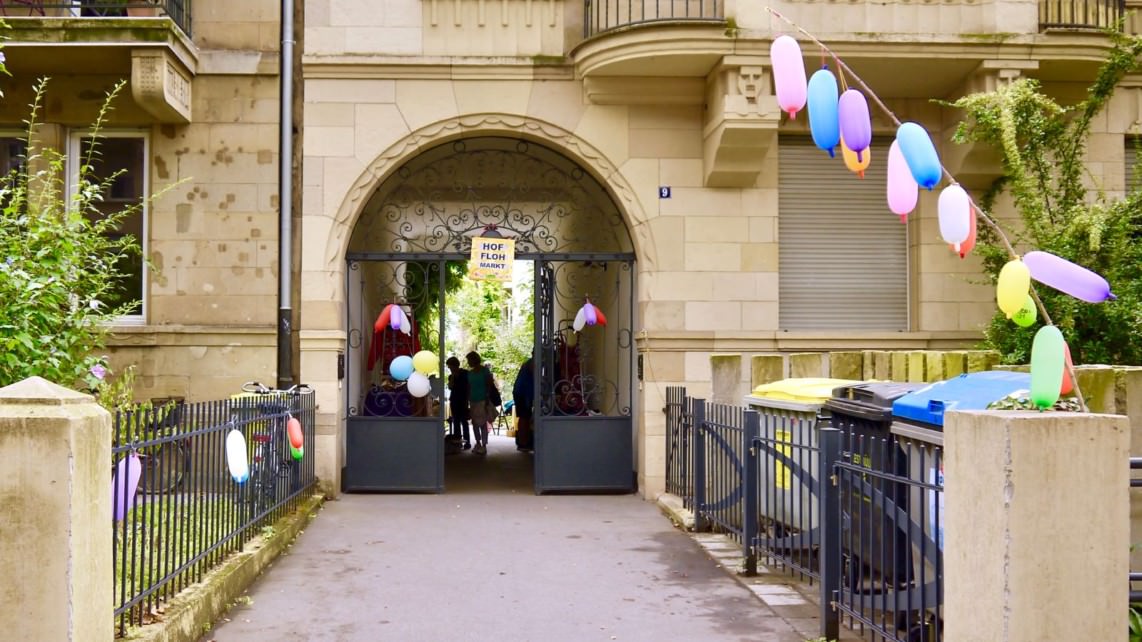 Bunte Ballons zeigen den Weg zum Flohmarkt im Hof (Archivbild 2018) | Foto: M. Schülke