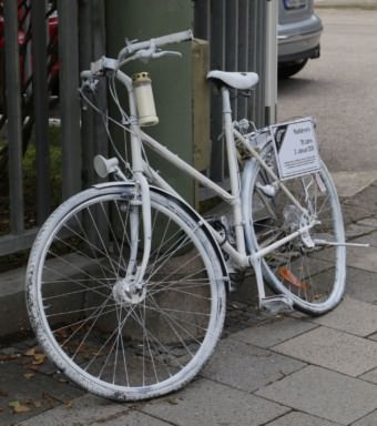 Ein Ghost Bike, das in München abgestellt wurde | Foto: Rufus46 (cc by-sa 3.0)