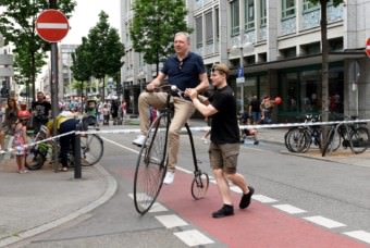 Keine Berühungsängste: Der Oberbürgermeister Peter Kurz beim Festival "Monnem Bike" | Foto: Thomas Tröster / Stadt Mannheim