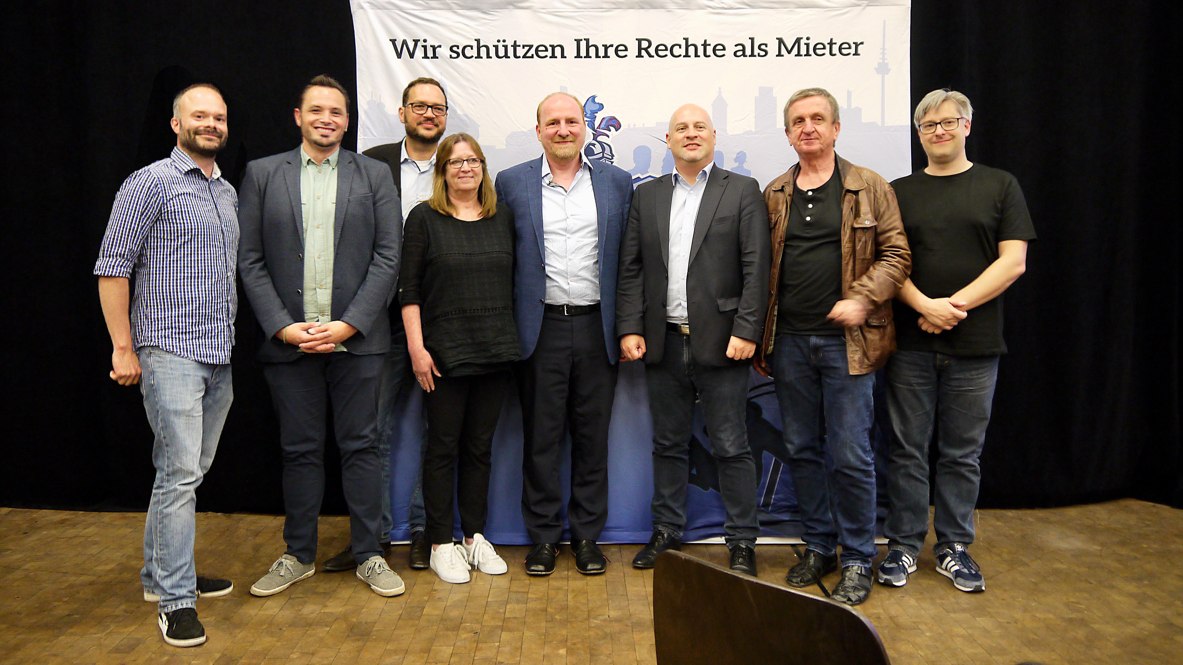 v.l. Andreas Lindemann (Ersatz-Revisor), Benjamin Klingler (Kassierer), Achim Rathgeb (Beisitzer), Barbara Kladt (Beisitzerin), Gabriel Höfle (Vorsitzender), Alexander Sauer (Stellvertretender Vorsitzender), Karlheinz Paskuda (Stellvertretender Vorsitzender), Damian Wiench (Schriftführer) | Foto: M. Schülke