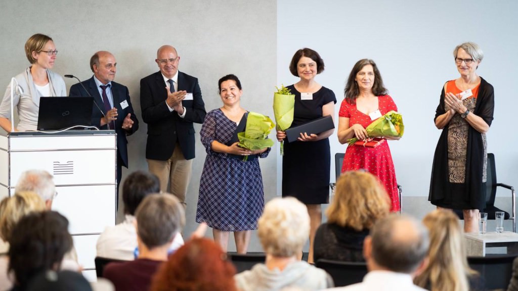 Abschlussveranstaltung Ein Quadratkilometer Bildung – von links nach rechts: Katharina Lezius (Freudenberg Stiftung), Hartwig Weik (Staatliches Schulamt Mannheim), Sascha Wenzel (Freudenberg Stiftung), Şengül Kardelen (Pädagogische Werkstatt), Sema Aslan (Pädagogische Werkstatt), Petra Hahn (Pädagogische Werkstatt), Bürgermeisterin Dr. Ulrike Freundlieb | Foto: Andreas Henn