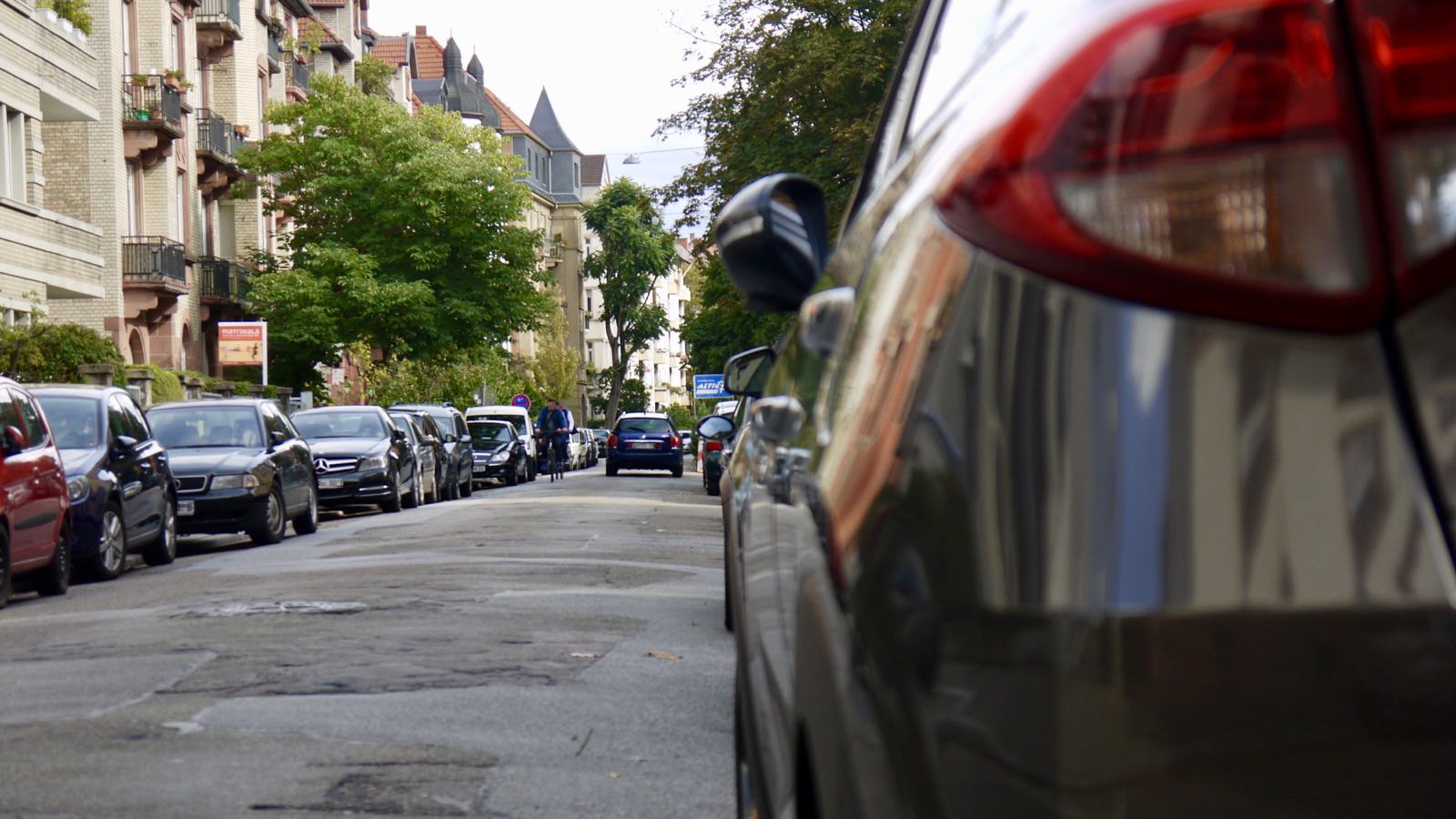 Wenig Platz für Menschen: Die Uhlandstraße ist eng und beidseitig zugeparkt | Foto: M. Schülke