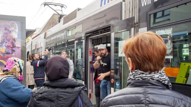 Tobias Schirneck sorgte mit den über zehn Jugendlichen von Younity und ihren Rap-Songs für Stimmung | Foto: rnv / Miriam Diaz