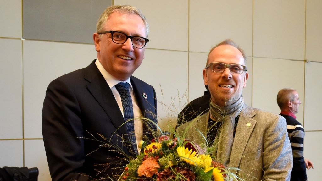 Der Oberbürgermeister gratuliert dem neuen Bildungsbürgermeister Dirk Grunert | Foto: Stadt Mannheim / Tröster
