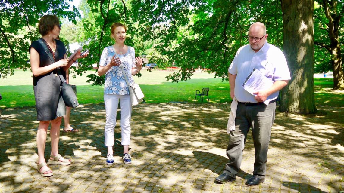 Auf einem Pressetermin wurde genau in diesem Moment das Konzept der "grünen Schule" für den Herzogenriedpark vorgestellt (ganz rechts: Stadtpark-Geschäftsführer Joachim Költzsch) | Foto: M. Schülke