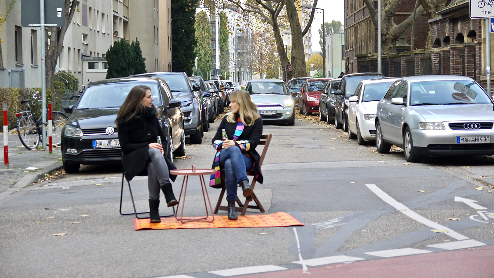 Warum gehört die Straße eigentlich nur den Autos? Christin Fuchs und Stefanie Heß nehmen (sich den) Platz | Foto: M. Schülke