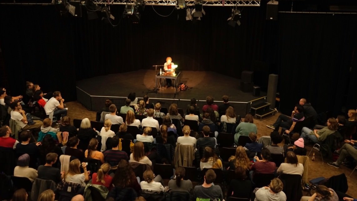 lesung kristina hanel 1142x642 - Volles Haus bei Lesung von Kristina Hänel im Jugendkulturzentrum Forum