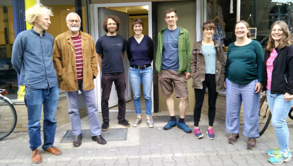 Mitglieder vor der Speisekammer; ganz links Vorstandsmitglied Lukas Eickhoff, in der Mitte Vorstandsmitglied Teresa Bauriedel und rechts neben ihr Thomas Numrich, stellvertretender Vorsitzender des Vereins | Foto: Mitgliederladen Speisekammer