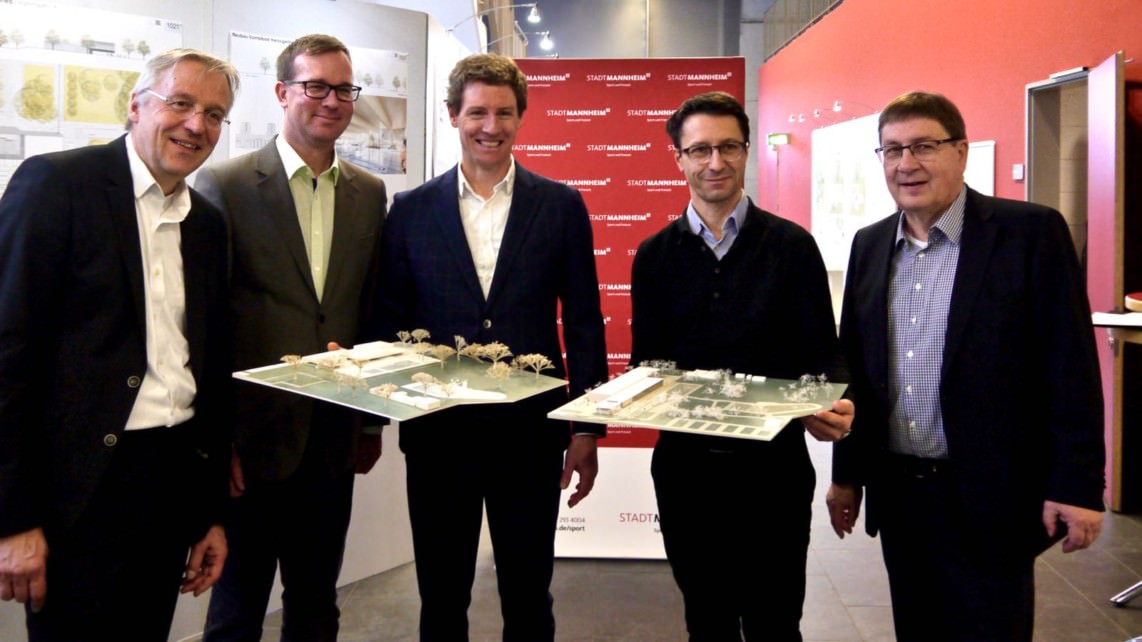 v.l. Klaus Ellinger (Leiter Fachbereich Stadtplanung), Uwe Kaliske (Leiter Fachbereich Sport und Freizeit), Christoph Höfler (Geschäftsführer Sacker Architekten), Prof. Sebastian Jehle (Geschäftsführer Hascher Jehle Assoziierte), Lothar Quast (Bau- und Sportbürgermeister) | Foto: M. Schülke