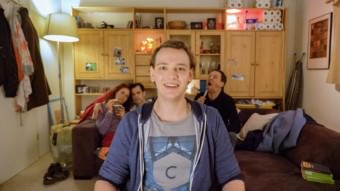 Alex vloggt aus dem familiären Wohnzimmer | Screenshot: CACM