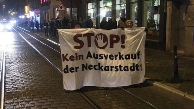 Zwei Frauen machen auf ihre Ausstellung zur Lichtmeile aufmerksam | Foto: privat