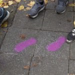 Lila Fußspuren markieren neuen Kinderweg in der Neckarstadt-West